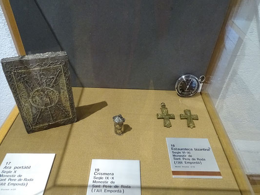 Dies sind die hauptsächlichen Gegenstände, die in dem Koffer waren (ausgestellt im Kunstmuseum, Girona)