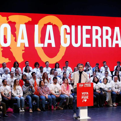 Sánchez bei der Verteidigung seines Aufrufs "Nein zum Krieg". Quelle: RP online 08.06.23