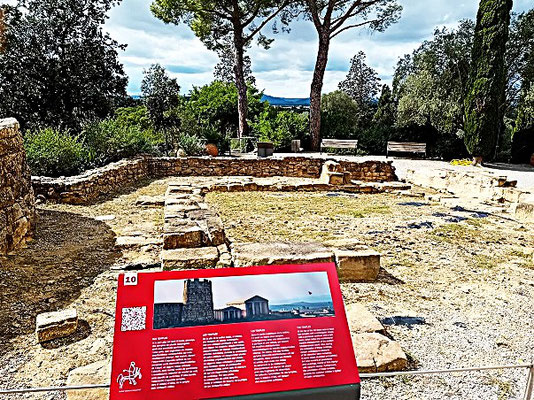 Reste der zwei Tempel auf dem Puig Andreu mit Erklärungstafel