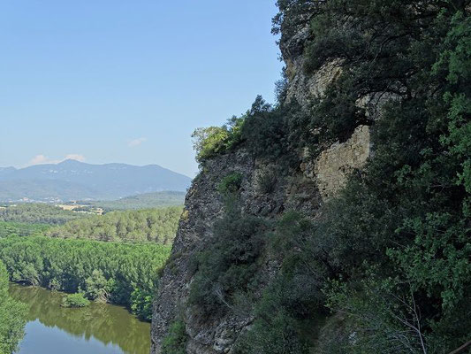 Gegenüber -in einem Konglomeratfelsen, liegt die verlassene gotische Kapelle Sant Miguel de la Roca...