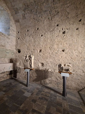 Im Narthex der Kirche von Sante Pere de Rodes. Kopien zweier Werke des Meisters von Cabestany am verschwundenen Fassadentor zur Kirche