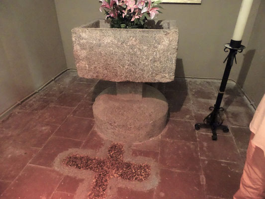 Ossoarium (?) als alter Taufstein (?) - mit Blumenlegearbeit davor