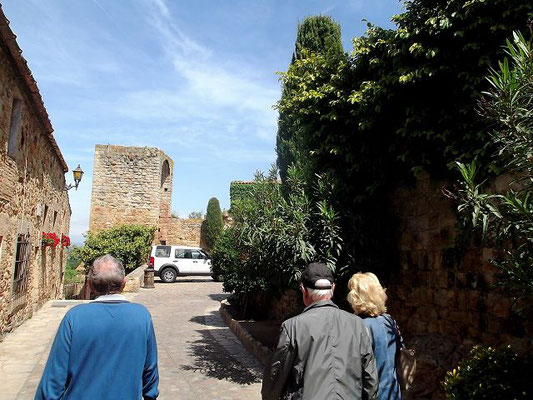 Vom befestigten Herrenhaus Ca La Pruna (heute Museum) starten wir zum Gang durch das alte Pals. Im Hintergrund einer der Türme der früheren Stadtbefestigung. Mit seinen restaurierten alten Häusern und engen Gassen wirkt Pals wie ein Mittelalter-Museum...