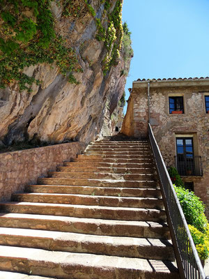 Diese steile Treppe soll der Graf Arnau von seinen Untergebenen in den Felsen haben hauen lassen, ohne ihnen den verdienten Lohn zu geben