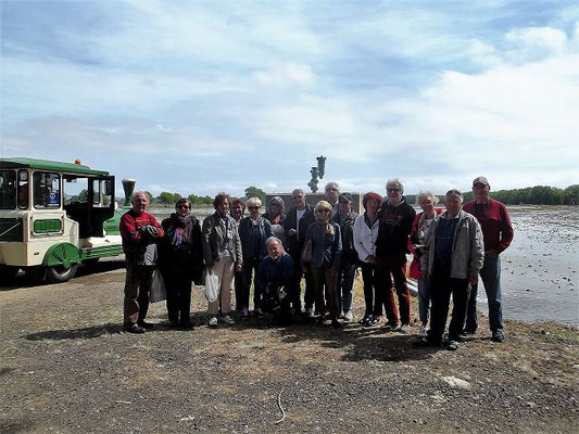 Gruppenfoto am Ende der Besichtigung der Mühle...und nachdem wir uns mit Reispaketen versorgt hatten. Vor allem der Vollkornreis ist ganz köstlich!