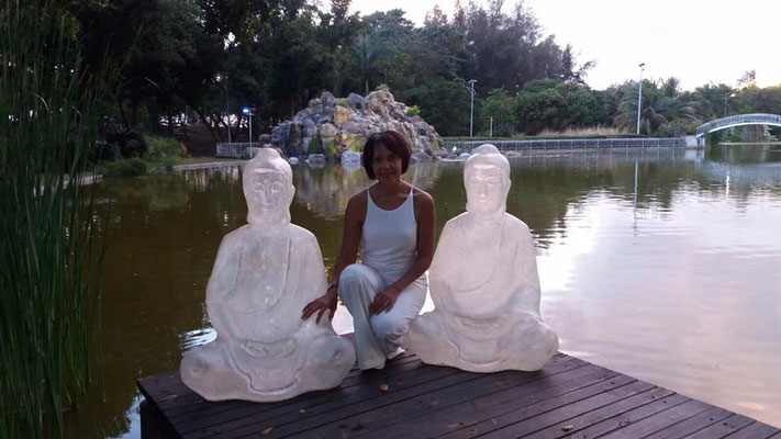 Weiße Floating Buddhas