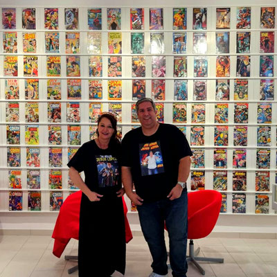 Andrea und Geistheiler Jesus Lopez vor einer Comicwand, Cöln Comic Haus, Museum
