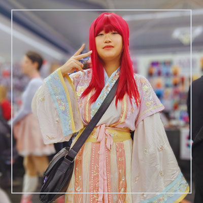 Cosplay, Japan, red hair, vor dem Stand von Geistheiler Jesus Lopez