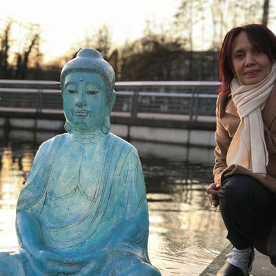 Eneida mit ihrem blauen Buddha