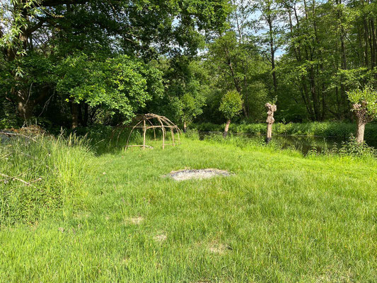 Garten mit Feuerstelle