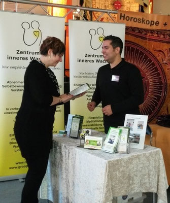 NaturHeiltage, Beratug am Messestand Jesus Lopez
