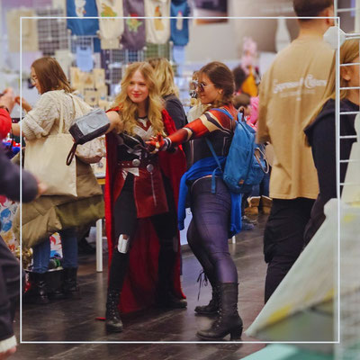 Thorfrau und Captain Marvel, Cosplay, Messegang, Art Alley