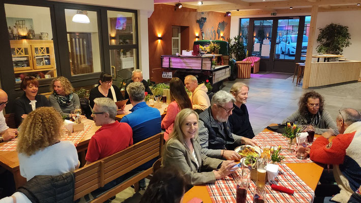 Gemütliches Abendessen mit allen Teilnehmern