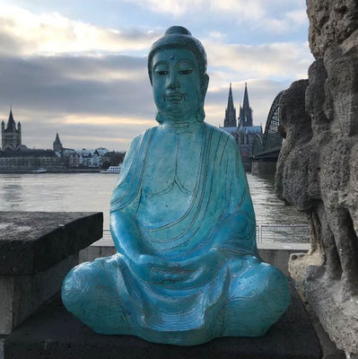 Blauer Floating Buddha