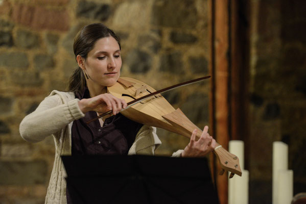 Pankratiuskapelle Gießen 18.11.2017, Daria spielt den Geigenvorfahren Rebec