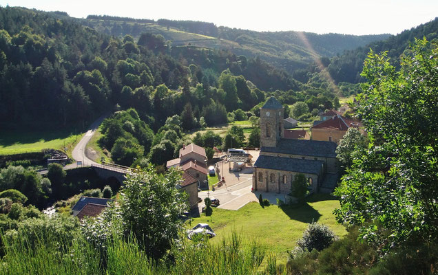 La place du village de Cros de Géorand (Audrey)