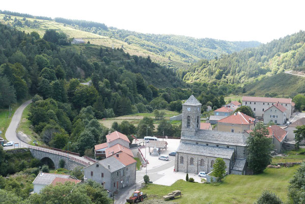 La place du village de Cros de Géorand (Perrine)