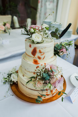 Hochzeitstorte im Naked Cake Stil 