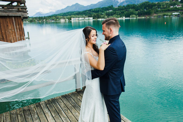 Brautpaarfoto am See mit Schleier 