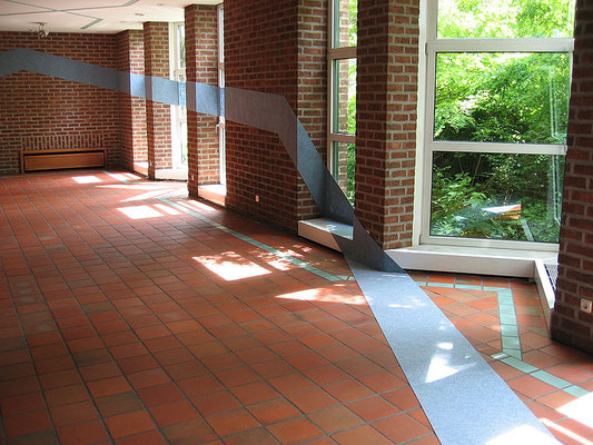 ANJA HOINKA       «geradewegs», 2005, Raumzeichnung Rathaus Pulheim, blau-grauer Filz, 30 x 12 x 2,80 m