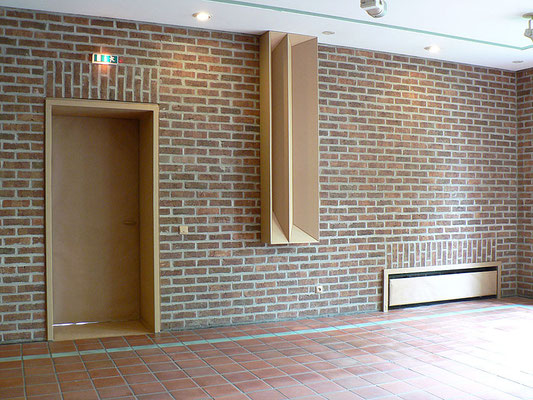 ANJA HOINKA       «boxen», 2012, Installation Rathaus Pulheim, Wellpappe, Kraftpapier, Klebeband