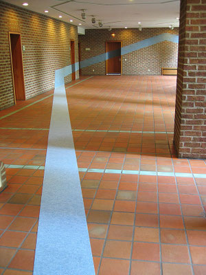 ANJA HOINKA       «geradewegs», 2005, Raumzeichnung Rathaus Pulheim, blau-grauer Filz, 30 x 12 x 2,80 m