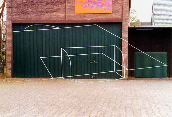  ANJA HOINKA       «Tor», 2002, blaues Klebeband, 4,5 x 13 x 6 m