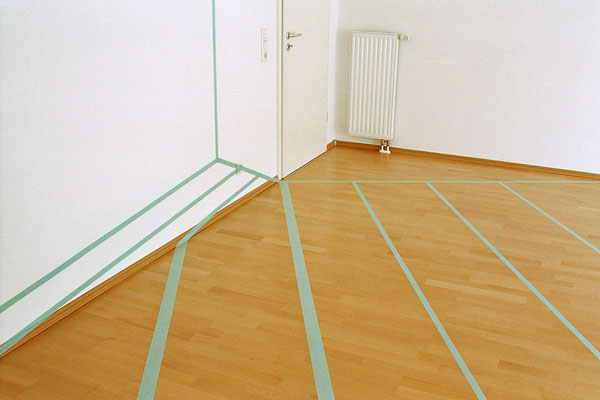  ANJA HOINKA       «Perspektivwechsel», 2004, Raumzeichnung, blaues Klebeband, 6 x 6 x 2,60 m