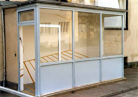  ANJA HOINKA       «Raumzeichnung gucki», Köln 2002, braunes Klebeband, 2,6 x 4 x 1,8 m
