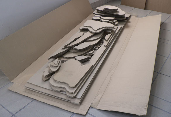ANJA HOINKA «phanu», 2019, Wellpappe, ca. 209 x 110 x 30 cm