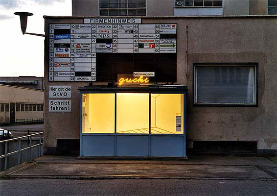  ANJA HOINKA       «Raumzeichnung gucki», Köln 2002, braunes Klebeband, 2,6 x 4 x 1,8 m