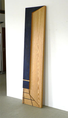 ANJA HOINKA «blaue tür III», 2000, Holz, Ölfarbe, 230 x 56,2 x 5 cm