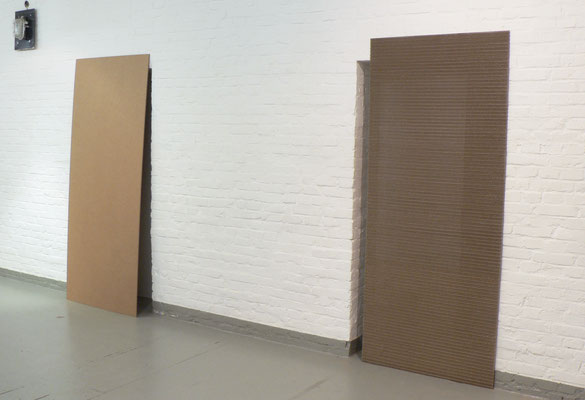 Anja Hoinka, «invers», 2-teilig, 2016, Wellpappe, je 202 x 85 x 1 cm; Undurchlässigkeit - Transparenz: zwei gleichgroße Platten aus Wellpappe, je aus einem Stück; die linke ist unbearbeitet; bei der rechten ist das Innere nach außen gestülpt