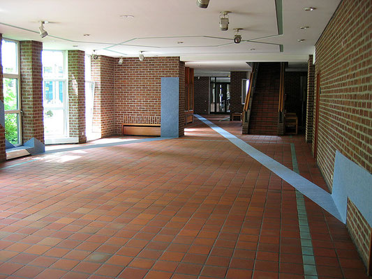 ANJA HOINKA       «geradewegs», 2005, Raumzeichnung Rathaus Pulheim, blau-grauer Filz, 30 x 12 x 2,80 m
