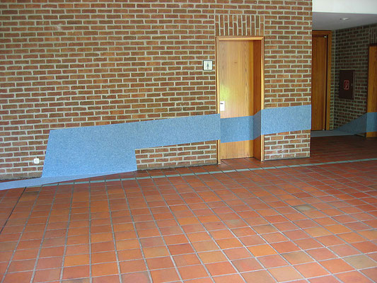 ANJA HOINKA       «geradewegs», 2005, Raumzeichnung Rathaus Pulheim, blau-grauer Filz, 30 x 12 x 2,80 m