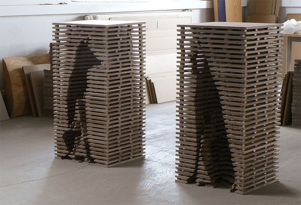 ANJA HOINKA «anubis - Wächterpaar», 2016, Wellpappe, je 90 x 45 x 40 cm;  Verwandlung der Gestalt durch einfachen Perspektivwechsel