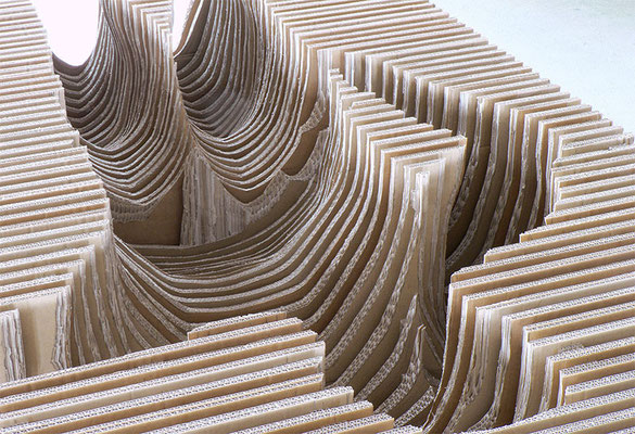ANJA HOINKA «gestürzter», 2017, Detail, Wellpappe, 240 x 118 x 78 cm