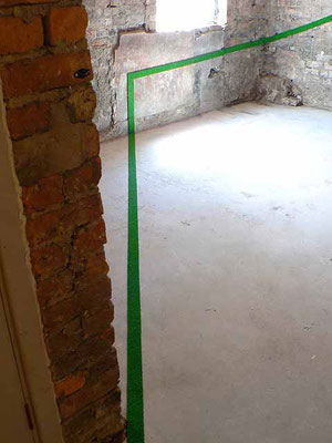ANJA HOINKA       «50m astroturf», Raumzeichnung 2006, basement, Liverpool