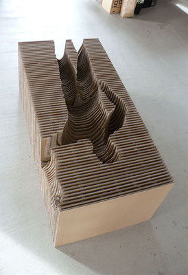ANJA HOINKA «gestürzter», 2017, Wellpappe, 240 x 118 x 78 cm