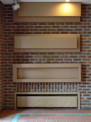 ANJA HOINKA       «boxen», 2012, Installation Rathaus Pulheim, Wellpappe, Kraftpapier, Klebeband