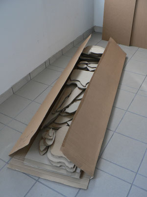 ANJA HOINKA «phanu», geschlossene Ansicht, 2019, Wellpappe, ca. 209 x 110 x 30 cm