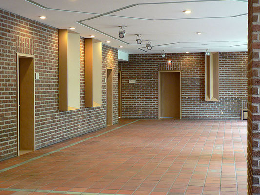 ANJA HOINKA       «boxen», 2012, Installation Rathaus Pulheim, Wellpappe, Kraftpapier, Klebeband