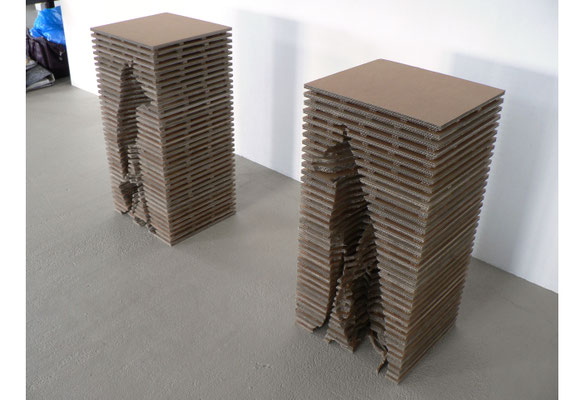 ANJA HOINKA «anubis - Wächterpaar», 2016, Wellpappe, je 90 x 45 x 40 cm;  Wechselspiel zwischen skulpturaler Binnen- und architektonischer Außenform