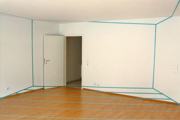  ANJA HOINKA       «Perspektivwechsel», 2004, Raumzeichnung, blaues Klebeband, 6 x 6 x 2,60 m