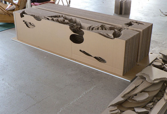 ANJA HOINKA «liegende» und «phanu», 2015/19, Wellpappe, 70 x 193 x 45 cm …
