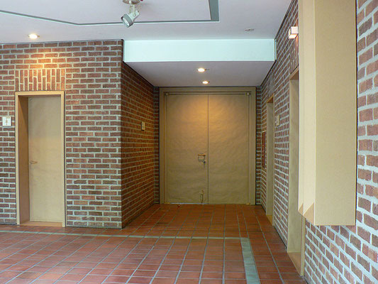 ANJA HOINKA       «boxen», 2012, Installation Rathaus Pulheim, Wellpappe, Kraftpapier, Klebeband