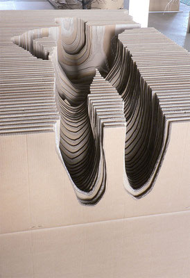 ANJA HOINKA «gestürzter», 2017, Wellpappe, 240 x 118 x 78 cm