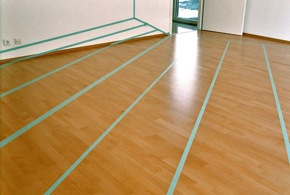  ANJA HOINKA       «Perspektivwechsel», 2004, Raumzeichnung, blaues Klebeband, 6 x 6 x 2,60 m