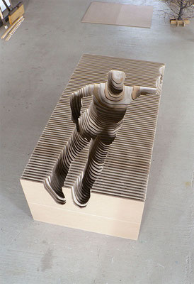 ANJA HOINKA «gestürzter», 2017, Wellpappe, 240 x 118 x 78 cm