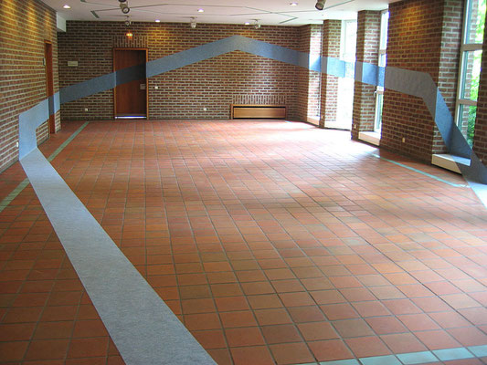 ANJA HOINKA       «geradewegs», 2005, Raumzeichnung Rathaus Pulheim, blau-grauer Filz, 30 x 12 x 2,80 m